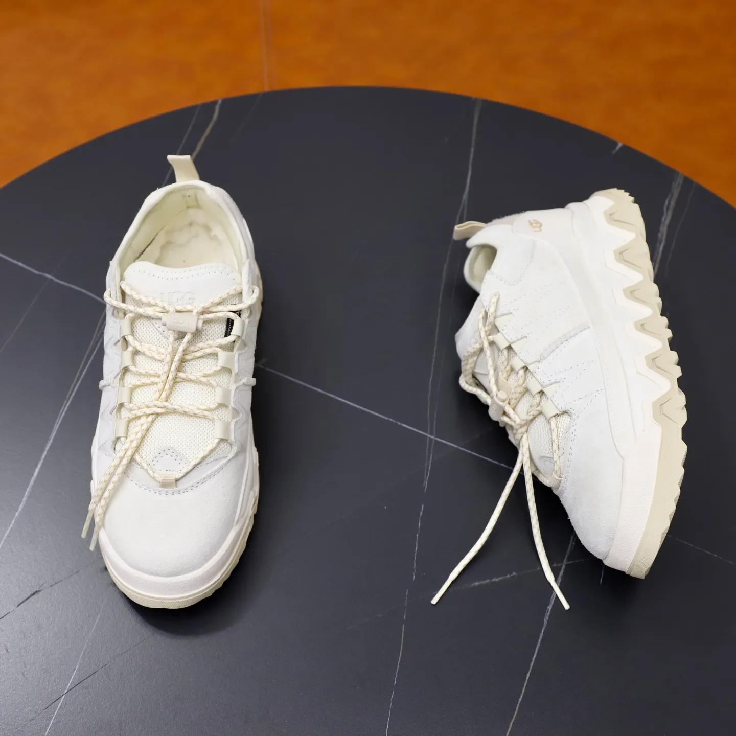 Factory price: 600💰Couple hiking shoes UGG short snow boots Autumn and winter brother's new series.........Multiple colors available Original and cute appearance, fur integrated 100% original with single wool thread Very precious and time-consuming Imported wool fur integrated warm and comfortable double care of feet A must-have item in winter Vamps with fur integrated wool outsole vs. original non-slip outsole Size: #35-40 for women and 39-44 for men
